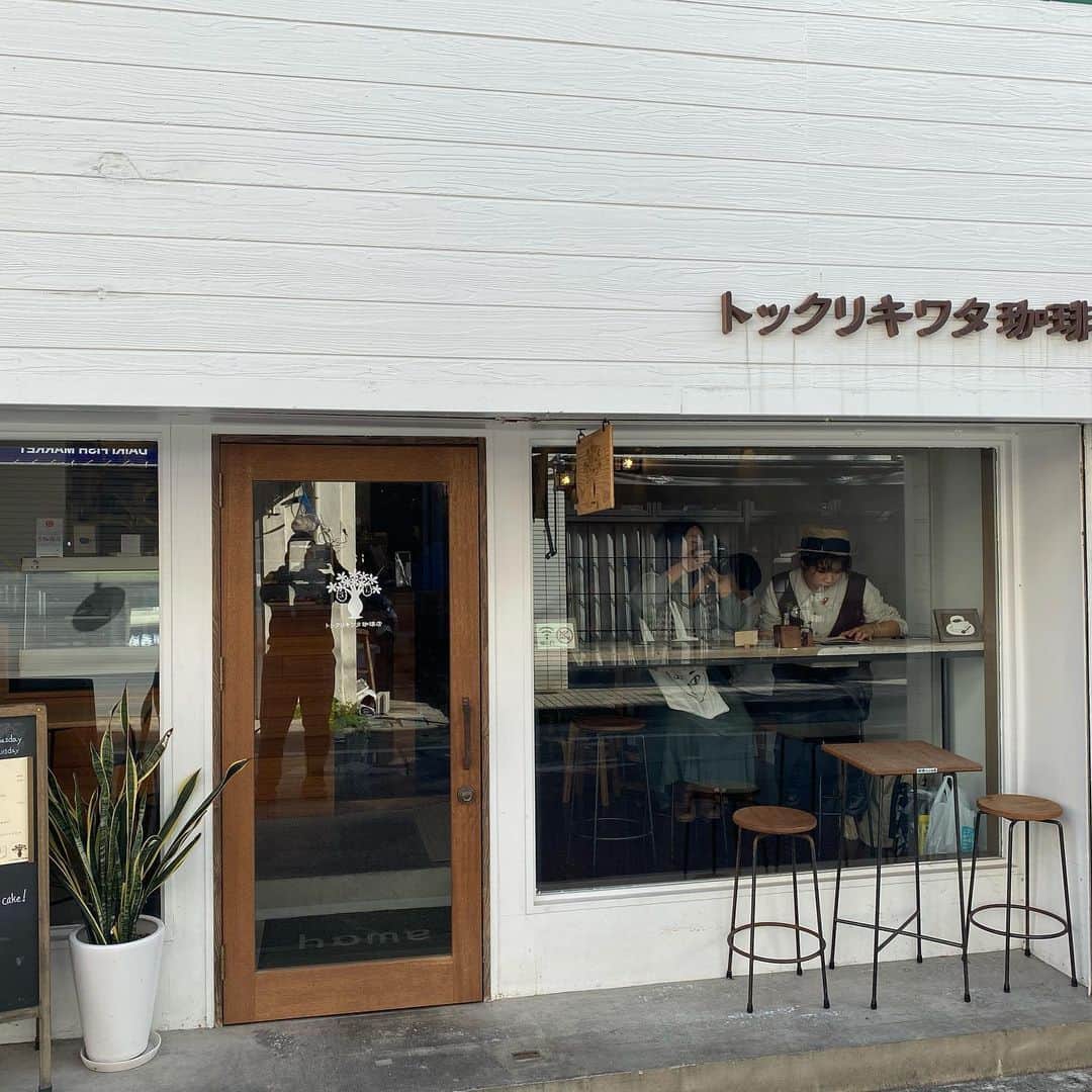 GOSAMARUのインスタグラム：「‪おやすみという事で久しぶりにカフェにてゆっくりしております。‬ ‪静かにゆっくり飲むコーヒーは美味しい🤗‬ ‪＃カフェ ＃那覇 ＃沖縄 ＃トックリキワタ珈琲店 ＃rd_pw‬」