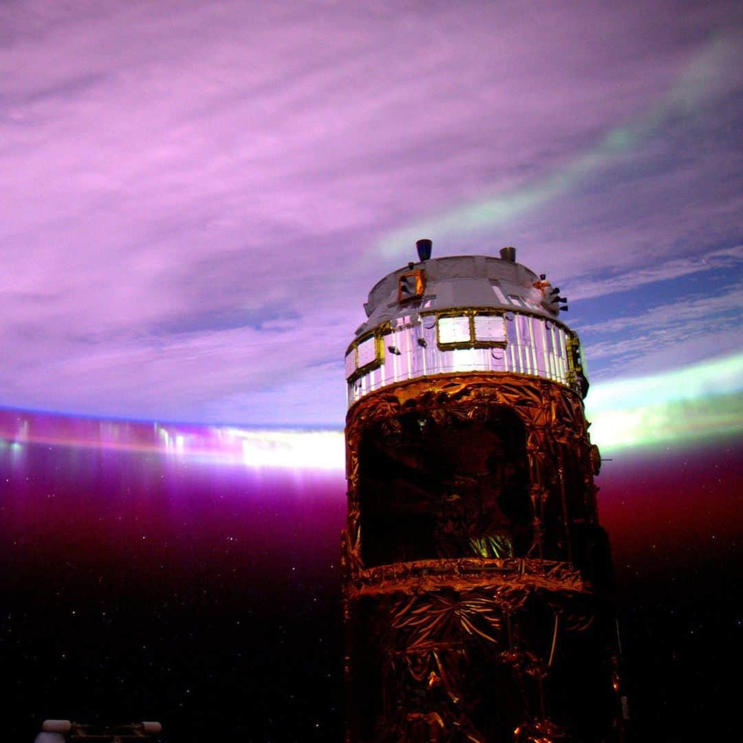 NASAさんのインスタグラム写真 - (NASAInstagram)「Just as different chemical compounds give fireworks their pops of color, the Earth has a light show of its own. 🌎☀️ 🎆 👩‍🚀 📸  Though they are best seen at night, auroras like the ones seem in these images actually occur because of the Sun. ⁣⁣ ⁣ When a solar storm comes toward us, some of the energy and small particles can travel down the magnetic field lines at the north and south poles into Earth’s atmosphere. There, the particles interact with gases in our atmosphere resulting in beautiful displays of light in the sky. Oxygen gives off green and red light, and Nitrogen glows blue and purple. Luckily, this beautiful phenomenon isn’t just limited to Earth. If a planet has an atmosphere and magnetic field, it probably has auroras. These photos were taken by astronauts aboard the @iss, but we’ve seen amazing auroras on Jupiter and Saturn as well.⁣ ⁣ Image Credit: NASA & @EuropeanSpaceAgency ⁣ ⁣ #NASA #aurora #fireworks #newyearseve #space #spacestation #photography #astronaut」1月1日 9時12分 - nasa