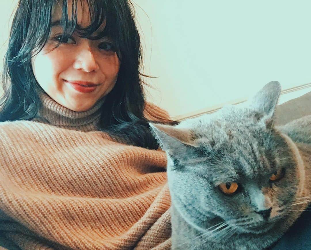 Yu-kiのインスタグラム：「1.1.2020🤎ロンドンで過ごす4回目のNew year。去年1年はフルタイムで仕事をした初めての1年でした。海外で仕事が出来ると言うありがたい環境に恵まれて、不安も最初はありながらも自分のペースを掴み、充実した1年を過ごせた気がします。そしてワーキングビザ2年目、この1年でいろいろ思う事がありました。良くも悪くも明かにワーホリでいた頃とは違う心境の自分、34歳になった今、先のことは考えてもどうなるか分からないけど(まだ独身だし)イギリスに住むか日本に住むかもしくは他の国か、ただ今出来ることはどうなってもいい、どこに行っても自分らしく楽しんで生きていける自分作りをしていくことだなと。2020年はもっと内面外面の自分磨きをしていきます！2020年、いい年になる㊗️#2020 Wishing you all the best for 2020 xxx」
