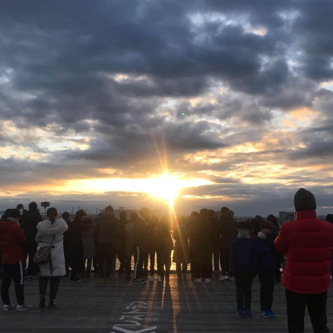 宇野薫のインスタグラム：「初日の出2020 #今朝のみなとみらい」