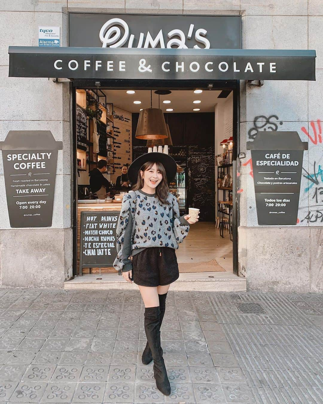 郭圈圈さんのインスタグラム写真 - (郭圈圈Instagram)「Photo from Barcelona! Hi from London! 2020 has come🖤💙💛 . . . .  #barcelona . . #lea_outfit#巴塞隆納必吃#巴塞隆納遊記 #巴塞隆納景點#必去#世界文化遺産 #世界文化遺產 #巴塞隆納#barcelonafoodie#barcelonabrunch#brunchtime#europetravel #lea_spain #barcelonagram #巴塞罗那#barcelonaspain#聖家堂#ootd」1月1日 9時13分 - helloiamlea