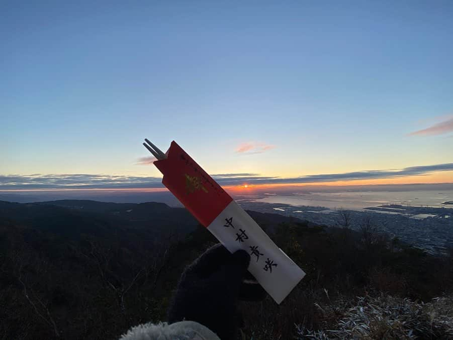 中村貴咲さんのインスタグラム写真 - (中村貴咲Instagram)「あけましておめでとうございます。 Happy new year🏔🏔 2020年初日の早朝に日の出を見に六甲山に登ってきました❤️🏔9月に登った時は本当にしんどかったけど今はトレーニングのお陰でほんまに楽やった😭嬉しい。綺麗でした 2019年私がたくさんの国に行ってスケート出来たのもスポンサーの皆さんや応援してくださっている皆さん、一緒にスケートしてくれているお友達のお陰です。辛い期間も多々ありましたが、今年も笑顔で全力で楽しみましょう✌️今年は人見知りをやめてもっといろんな人と喋って関わりたい🥳🥳 #毎日幸せですうう」1月1日 9時16分 - kisanakamuraa