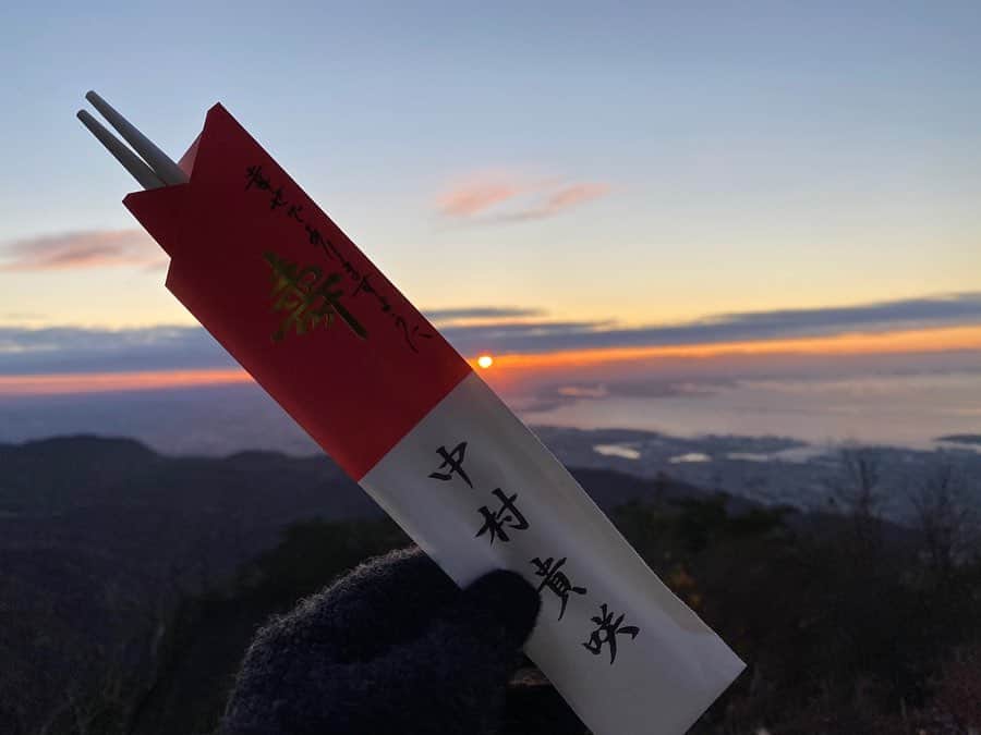 中村貴咲のインスタグラム：「あけましておめでとうございます。 Happy new year🏔🏔 2020年初日の早朝に日の出を見に六甲山に登ってきました❤️🏔9月に登った時は本当にしんどかったけど今はトレーニングのお陰でほんまに楽やった😭嬉しい。綺麗でした 2019年私がたくさんの国に行ってスケート出来たのもスポンサーの皆さんや応援してくださっている皆さん、一緒にスケートしてくれているお友達のお陰です。辛い期間も多々ありましたが、今年も笑顔で全力で楽しみましょう✌️今年は人見知りをやめてもっといろんな人と喋って関わりたい🥳🥳 #毎日幸せですうう」