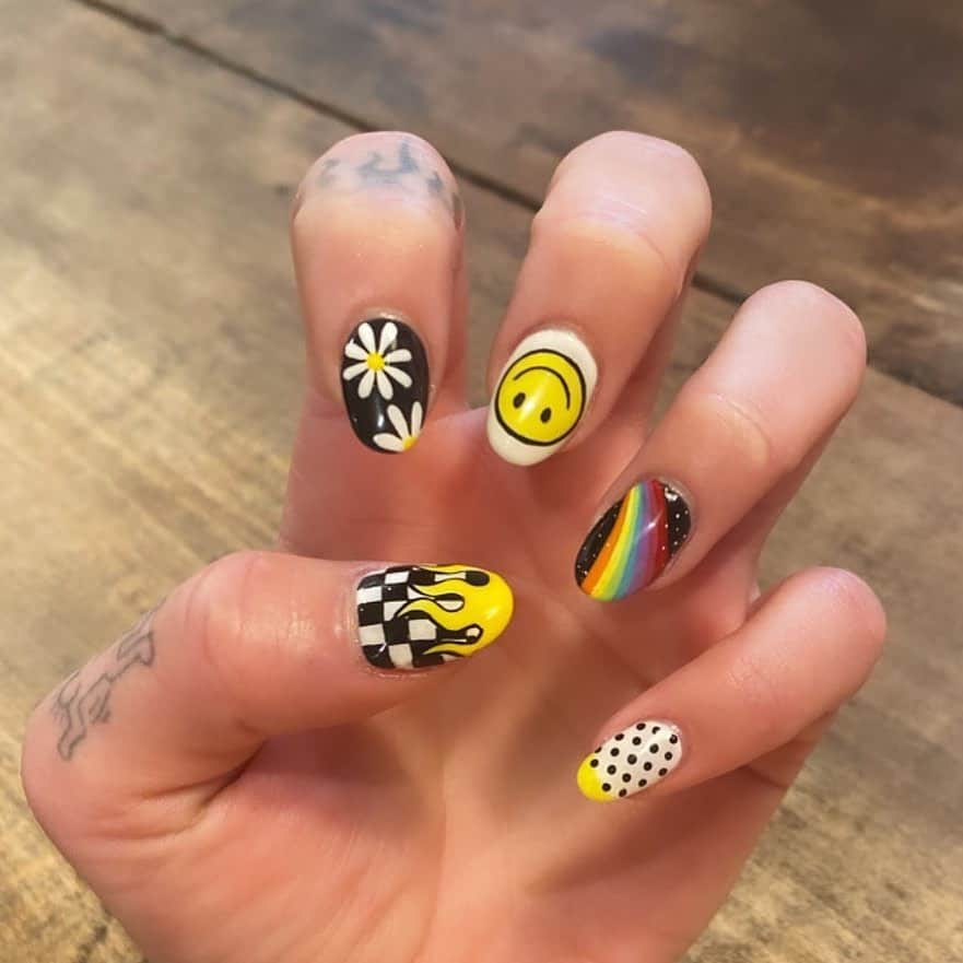 Nylon Magazineさんのインスタグラム写真 - (Nylon MagazineInstagram)「The perfect #NYE nails don’t ex— (📸: @dualipa)」1月1日 9時19分 - nylonmag