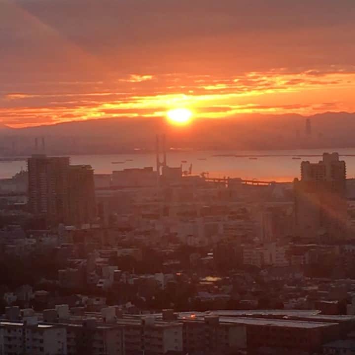 高羽そらのインスタグラム：「新年明けましておめでとうございます。神戸の初日の出です。写真に見えますが動画です😅 今年もよろしくお願いします☺️ #神戸　#初日の出」