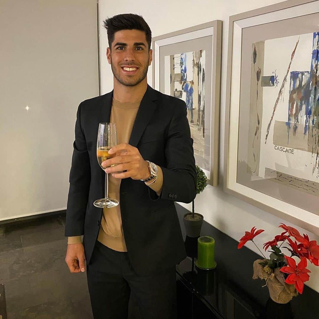 マルコ・アセンシオのインスタグラム：「Dejamos atrás el 2019, un año difícil y diferente. Salgo de este año con muchas enseñanzas aprendidas y con más fuerza que nunca para afrontar el año 2020. #20202020 / We leave behind 2019, a different and difficult year. I exit this year having learnt many lessons and with more energy than ever to face 2020. #20202020」