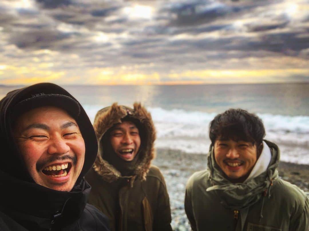 植木祥平さんのインスタグラム写真 - (植木祥平Instagram)「御来光を拝む🌞 みなさまにとっても、2020年健康で笑顔の絶えない最高にハッピーな1年でありますように。  #令和二年 #あけましておめでとうございます  #今年もよろしくお願いします  #アラフォーが海辺でミスチルを聴きながら想いにふけるの巻 #藤沢駅で迷子 #親切な方が教えてくれたよ #帰って天皇杯決勝見よ」1月1日 9時49分 - shoheiueki