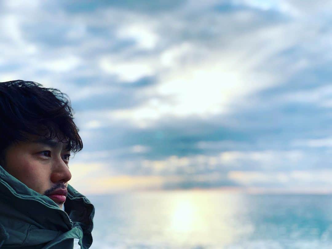 植木祥平のインスタグラム：「御来光を拝む🌞 みなさまにとっても、2020年健康で笑顔の絶えない最高にハッピーな1年でありますように。  #令和二年 #あけましておめでとうございます  #今年もよろしくお願いします  #アラフォーが海辺でミスチルを聴きながら想いにふけるの巻 #藤沢駅で迷子 #親切な方が教えてくれたよ #帰って天皇杯決勝見よ」