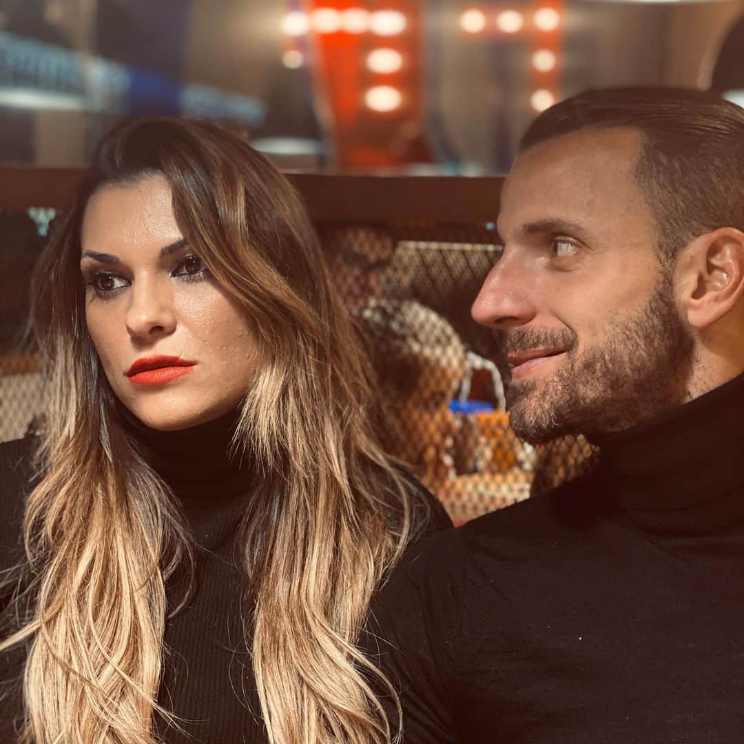 ロベルト・ソルダードのインスタグラム：「Empieza un nuevo año juntos!! Nuestro 14 desde que empezamos. Empieza un año para disfrutar de nosotros, de nuestra familia. Eres lo mejor que me ha podido pasar en la vida. Te quiero @_rocio_millan_」
