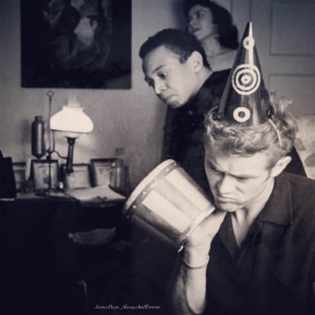 ピーター・ファシネリのインスタグラム：「Finish up 2019 strong and have one Helluva Cool New Year’s!!!」