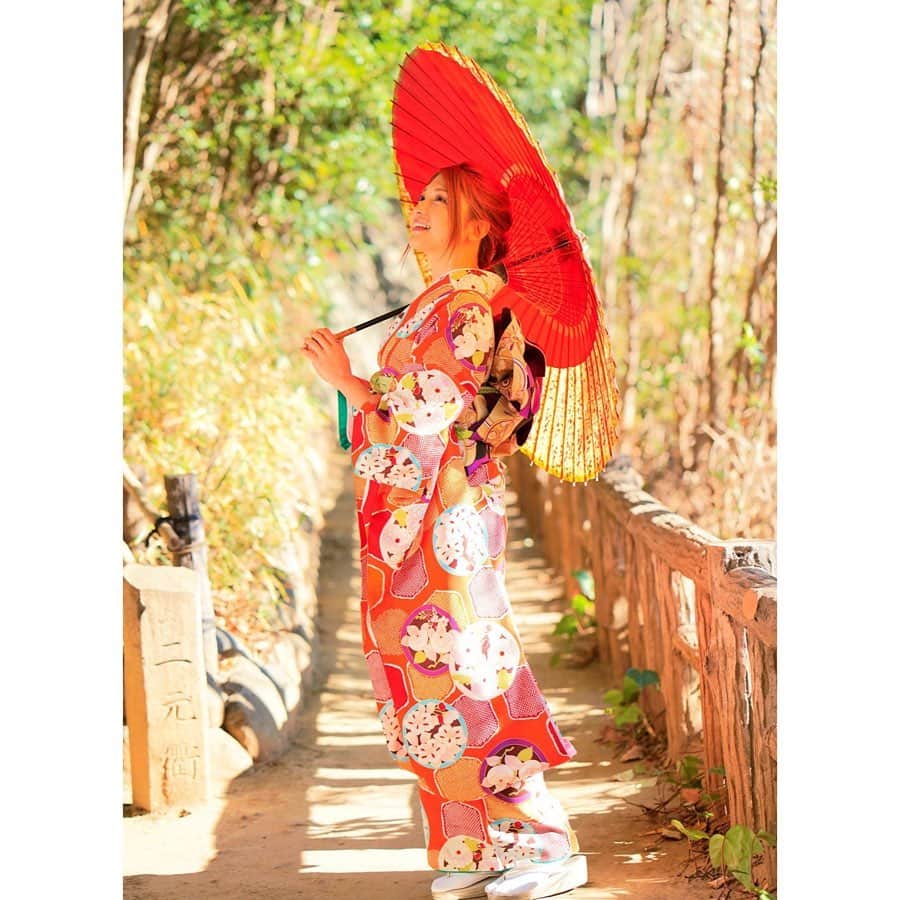 市原彩花さんのインスタグラム写真 - (市原彩花Instagram)「明けましておめでとうございます🌅 今年も旅人あーちゃんをよろしくお願いします✈️✨ . 私は今日からワイナリー巡り🍷 飲むぞ〜🍷💕 #お正月#晴れ着#着物#kimono#和服#기모노#japan#japanesegirl#市原彩花」1月1日 9時52分 - ayaka_ichihara