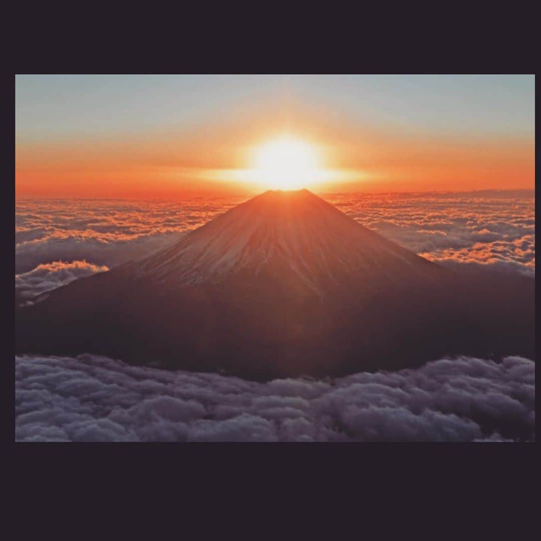 のインスタグラム：「明けましておめでとうございます。🌄 今年も宜しくお願いします！ 昨日はガキ使観ながら年越しました笑 #2020 #初日の出」