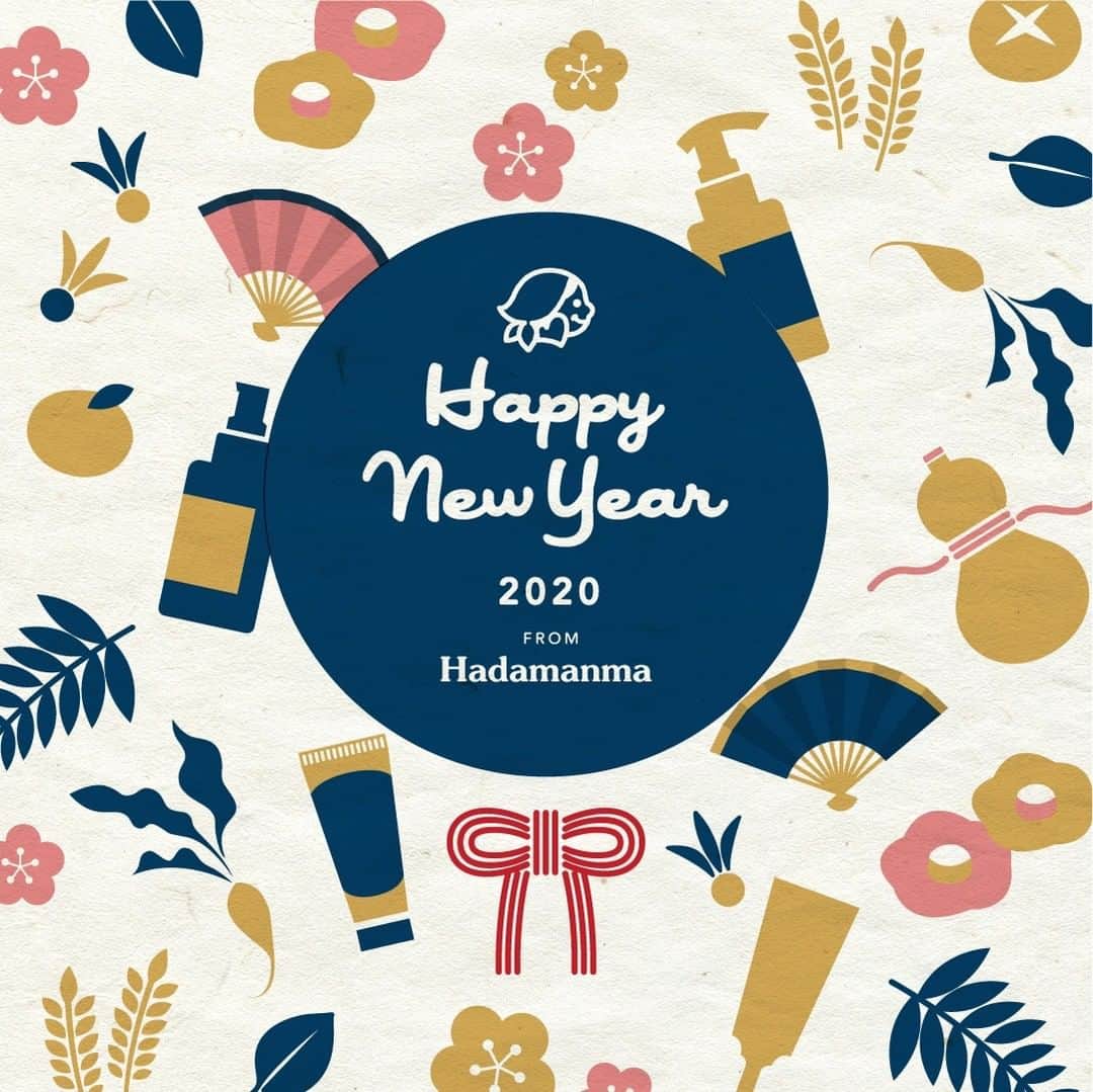 Hadamanma（ハダマンマ）のインスタグラム：「HAPPY NEW YEAR!! . あけましておめでとうございます。 平成から令和へ、新しい時代の幕開けとなった2019年。オリンピックイヤーとなる2020年は、また新たな出会いや挑戦いっぱいの年になりそうですね。 . 皆様の新しい一年。美しいお肌がその支えとなるように、Hadamanmaも精一杯お手伝いさせていただきます。 本年もどうぞよろしくお願い申し上げます。 . . #hadamanma #ハダマンマ #hadamanmacosmetics #タマチャンショップ #tamachanshop #新年のご挨拶 #2020年 #あけましておめでとうございます #謹賀新年 #元旦 #今年もよろしくお願いします #happynewyear #happynewyear2020 #スキンケア #ご挨拶 #あけましておめでとう #化粧品 #コスメ #化粧水 #乳液 #クレンジング #ハンドクリーム #食の力」