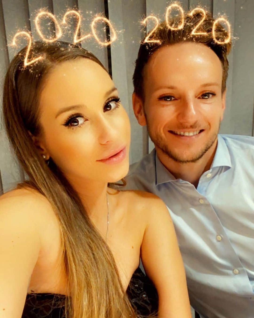 イヴァン・ラキティッチのインスタグラム：「Feliz 2020 🎊🍾 Sretna nova godina🎇 Happy new year🥳 Frohes neues jahr🕺🏼 @raquel_mauri #2020 #lafamiliaunidajamásserávencida」