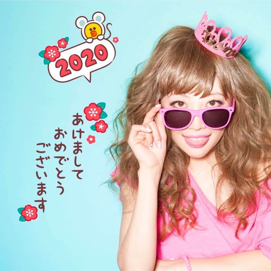 のインスタグラム：「. . 2020年‼️. . 明けましておめでとうございます✨. . 皆様にとって実り多き一年となりますように❣️. . 本年も宜しくお願いします💕. . #いつかの写真. #若いな自分😂. #ギャルじゃないのに. #ギャル風を装っていた時代. #実際はかなり地味な人間です😂. #さて今年は色々と考えていますよー. #やったるぞー！. #オリンピックも楽しみだなぁ. #ワクワクが沢山. #tiara10周年イヤー. #2020年 #令和二年 #あけましておめでとう .」