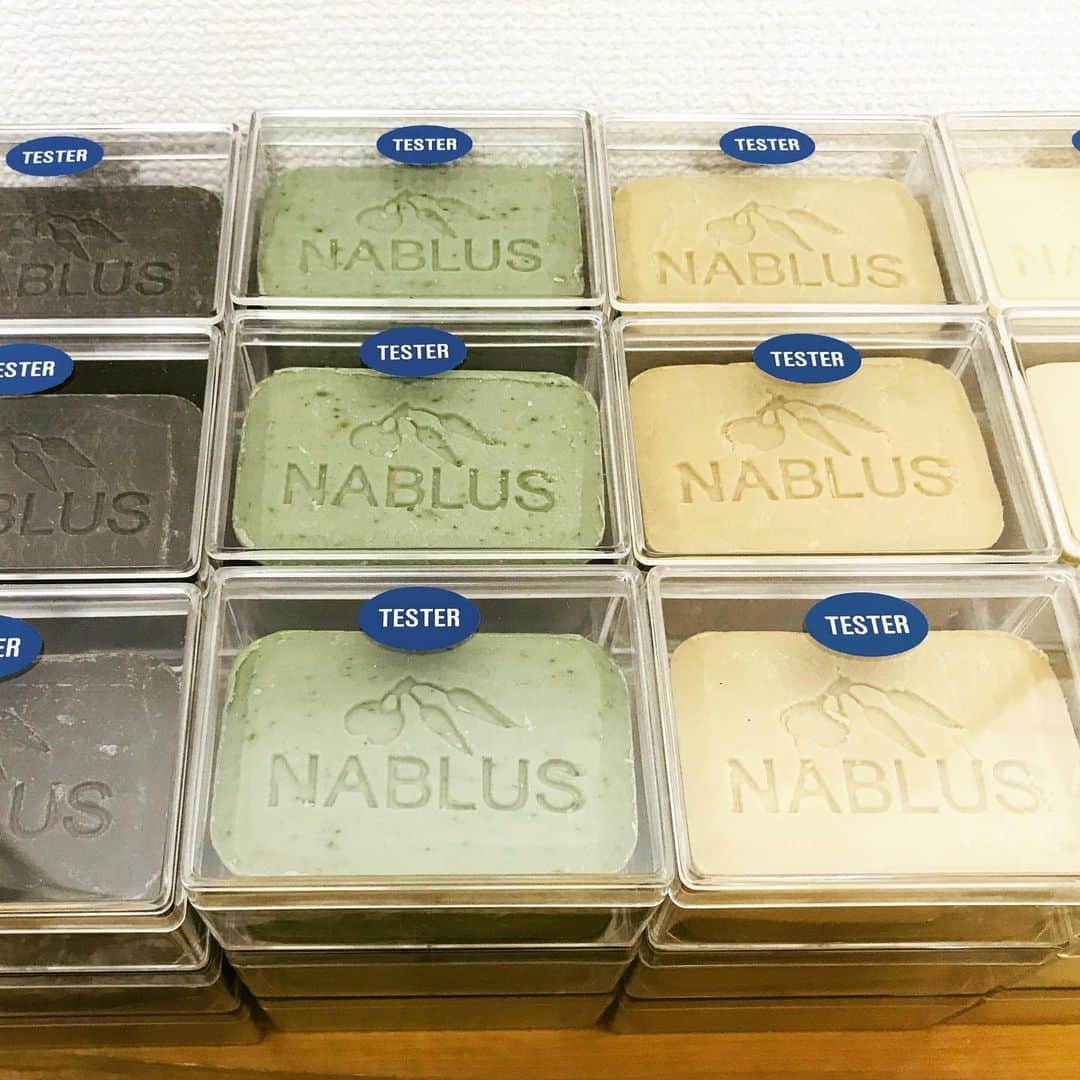 Nablus Japanのインスタグラム：「あけましておめでとうございます！ 昨年もナーブルスソープをご利用いただき、ありがとうございます。 さて、今年もたくさんの方々に使っていただくために、新年早々出荷です。小売店でも取り扱いを広げていますので、テスターを手に取って、香りを体験していただけるようになります。 . . 皆さまの年が、充実した1年になりますように！ . . #ナーブルスソープ  #nablussoap」