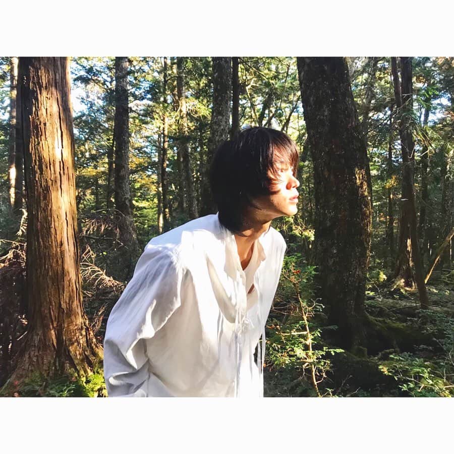磯村勇斗さんのインスタグラム写真 - (磯村勇斗Instagram)「新年明けましておめでとうございます  2020年も皆様どうぞよろしくお願いします  光ある方へ  出航」1月1日 10時13分 - hayato_isomura