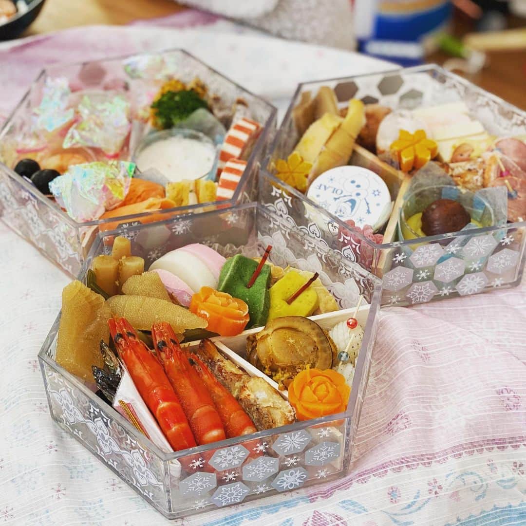 安倍吉俊のインスタグラム：「あけましておめでとうございます。今年はアナ雪のおせちです。アナ雪だけにまだ少し凍ってる（笑）」