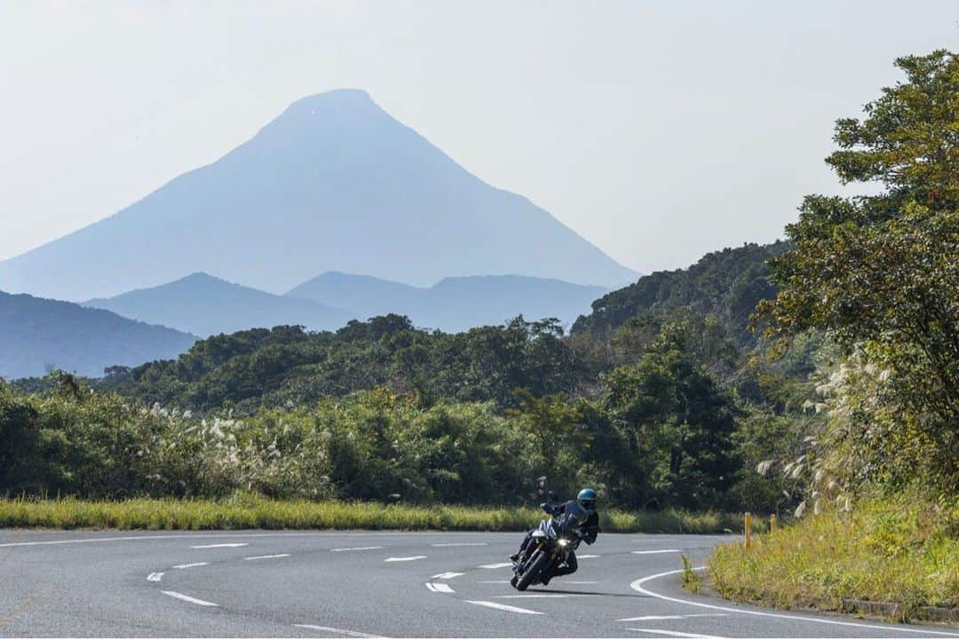 ヤマハ バイクさんのインスタグラム写真 - (ヤマハ バイクInstagram)「＼HAPPY NEW YEAR 2020／ あけましておめでとうございます！今年もどうぞよろしくお願いいたします🐭🎍 既に「走り初め」に行かれた方もいらっしゃるのでしょうか？安全運転で楽しい一年をお過ごしくださいね✨ #YAMAHAが美しい #あけましておめでとうございます #happynewyear2020 #富士山 #ではなく #薩摩富士 #開聞岳 #tracer900gt #yamahatracer900 #バイクのある生活 #バイク好きな人と繋がりたい」1月1日 10時23分 - yamaha_bike