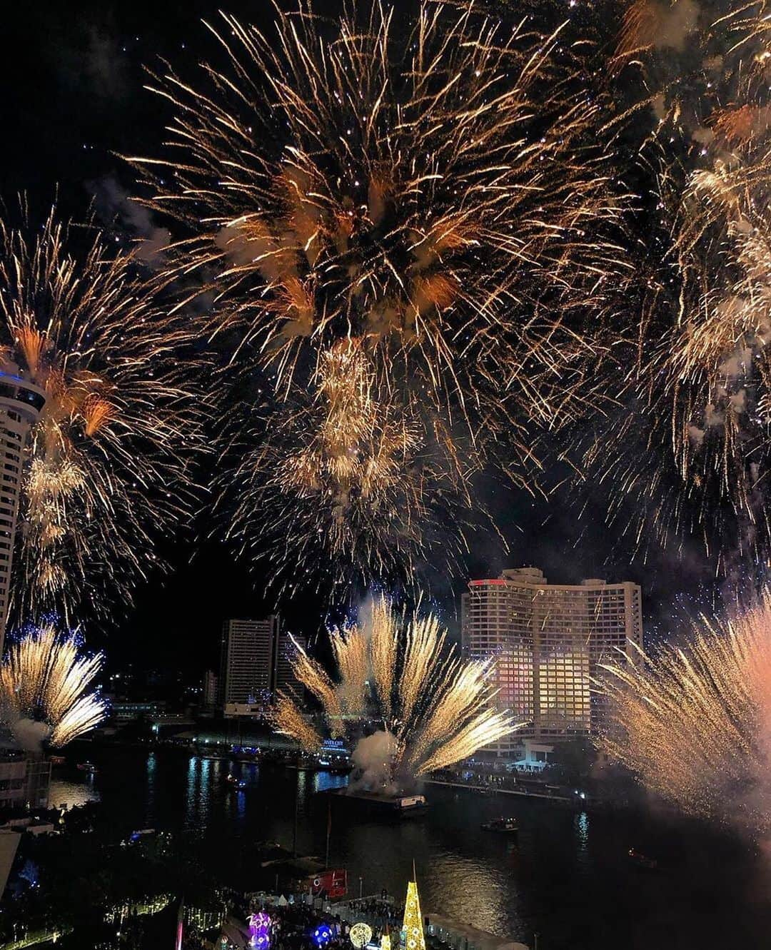 Earth Picsさんのインスタグラム写真 - (Earth PicsInstagram)「Happy New Year from Bangkok, Thailand! 🎉 ✨ (📸: @gingipratelli ) .」1月1日 10時34分 - earthpix