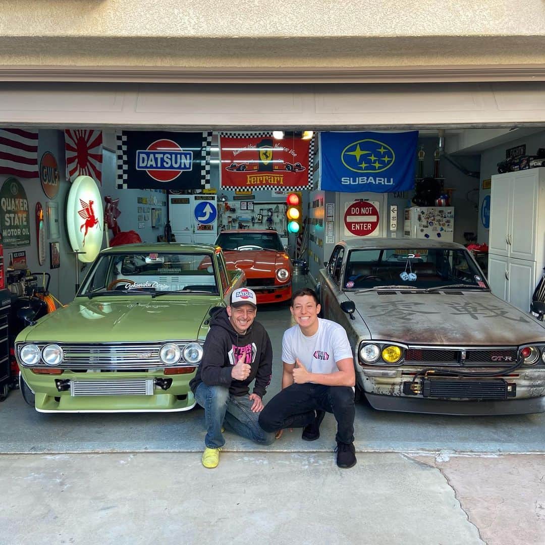 スティーブのインスタグラム：「Datsun (Nissan) Parking only!! Well just sometimes!! Happy new year everyone from the Kid and I.  Whose going to the Tokyo Auto Salon?  See you there!  I’ll be in the Honda booth this year and bringing some limited edition brand new merch from thumbs up and Steve’s POV with me.  See you there. あけましておめでとうございます！本年もよろしくお願いします🥺　東京オートサロンに行かれる方いますか？そこで是非会いましょう！サムズアップとスティーブ的視点限定商品も持っていきます！今年ホンダ自動車さんのブースにおります。お待ちしてます❗️」