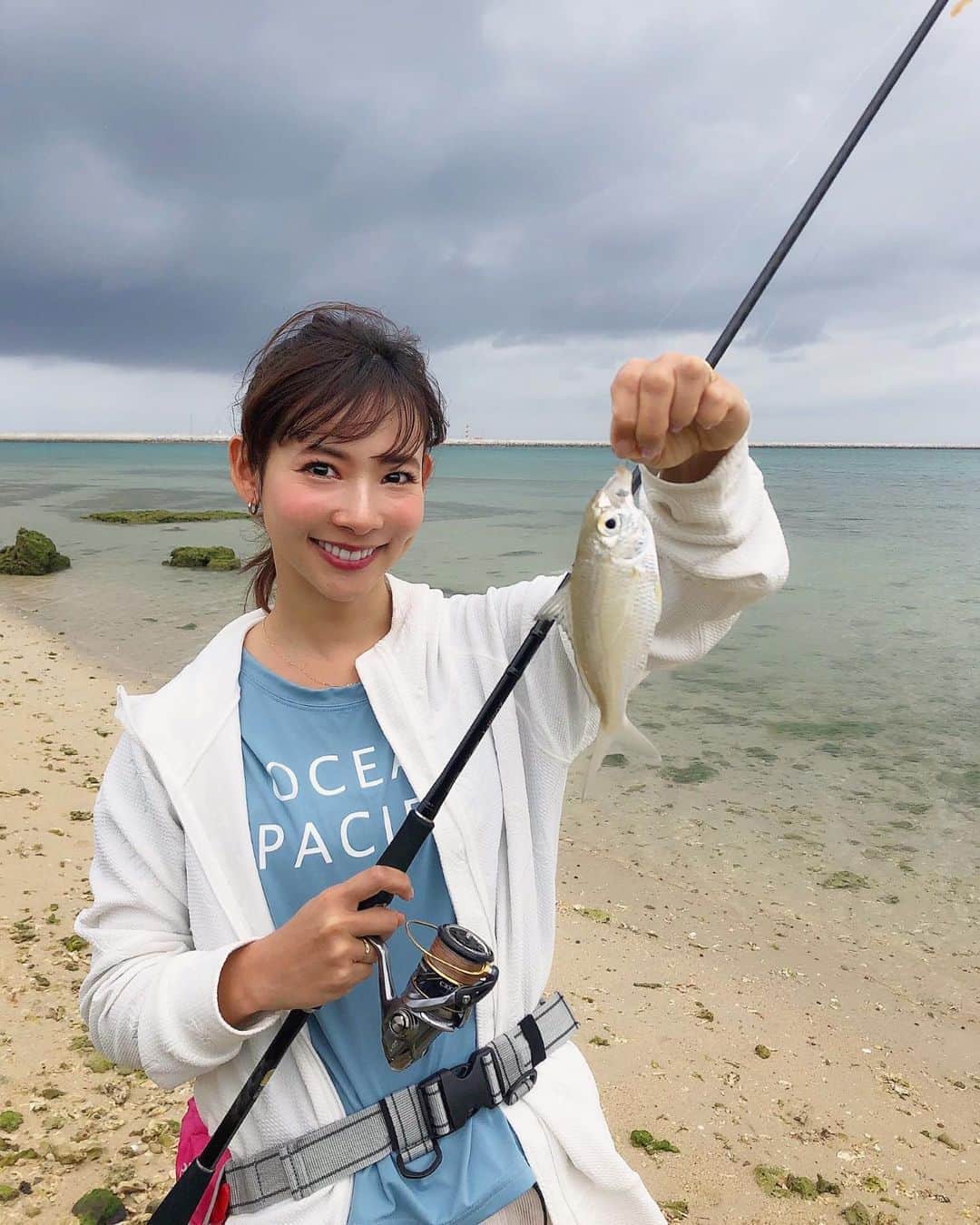 のインスタグラム：「🐟♡ 2020年 明けましておめでとう御座います🎍🌅🎍 今年もよろしくお願いします❤ ・ 沖縄でまた新魚種を追加✨ #ミナミクロサギ #アマイユ 沖縄らしくエサはミミガーで🐷 瀬長島ウミカジテラスの目の前で 観光客に見られながら👀💦笑 釣れてめっちゃ嬉しかったー😆💕 ＊ #okinawa #umikajiterrace #fishing #fishinggirl #沖縄 #新年 #2020 #あけました #釣り #瀬長島ウミカジテラス #阪本智子」