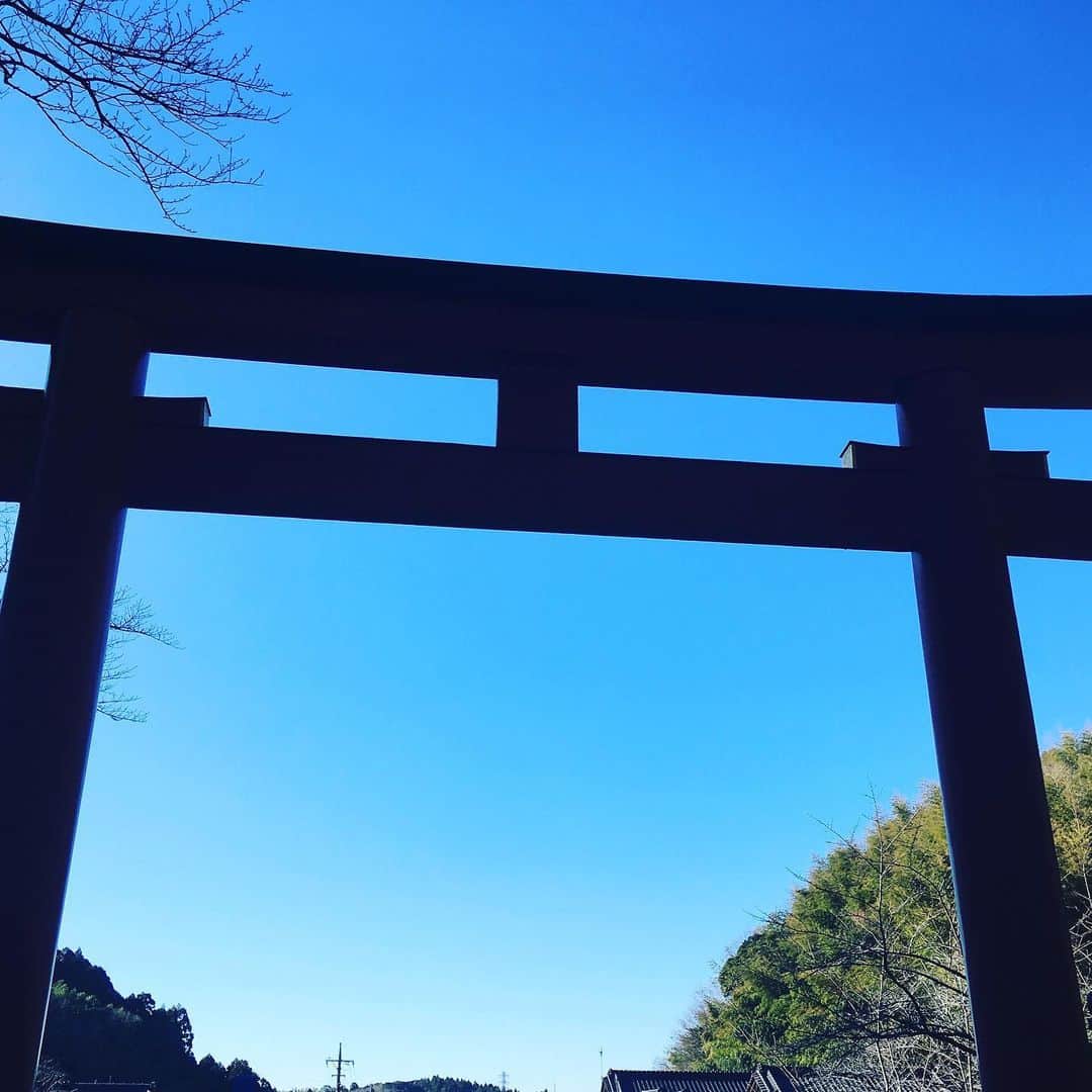 伊藤三巳華のインスタグラム：「🎍明けましておめでとうございます🎍 昨年も皆さまのおかげ様でいろいろ活動出来た良い一年でした。 ありがとうございます😊✨ 生きていればいろいろありますが、今年も隣人を笑わせる→そして多くの人を笑わせる😊✨誰かの為に良いエネルギーを回せる人になりたいです。 楽しいが一番です❗️👍 どうぞ今年も宜しくお願いします🤲✨」
