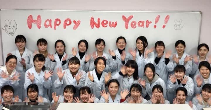 のインスタグラム：「Happy New Year🌅 . あけましておめでとうございます🎍 . 本年もよろしくお願いします😊✨ . . #新大阪歯科衛生士専門学校 #sdhc #歯科衛生士 #2020 #happynewyear #あけましておめでとう #元旦 #謹賀新年 #学スタ #smile #仲間 #専門学校 #friend #友達 #bff #love #学校 #school #夢 #dream #happy #fun #girl #likeforlike #like4like #instagood  #instalike #dental #dentalhygienist  #dentalhygiene」