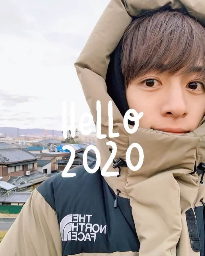 吹春友介のインスタグラム：「. Hello2020🌅👨🏻‍🚀 おみくじ凶やったけどなんかいつも通りすぎて逆に安心した笑 今年もまわりのみんなの運気を借りて、いっぱい頼ってしまいそうですが、自分らしくのびのーびと過ごせたらいいなと思ってます🙋‍♂️ たのむぞみんなー！！笑 ⠀ #Hello2020 #goodbye2019 #今年もよろしくお願いします #恋みくじは大吉です」
