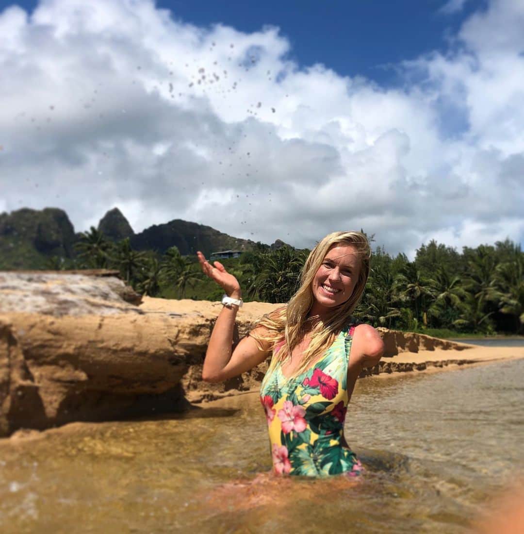 Bethany Hamiltonのインスタグラム：「Cheers to 2019!!! This year was a great one!!! With @unstoppablethefilm coming out was huge! Seeing my boys grow! Dancing with my husband! And working towards my goals for 2020 which feel huge! Finishing the year with a broken elbow was the topper haha! Extremely excited for 2020 and sharing life deeper in my online course “The Unstoppable Year” and I’m stoked for family, surfing, health and so much more!!! Happy new year y’all!」