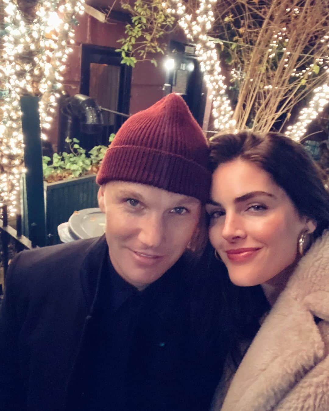 ヒラリー・ローダのインスタグラム：「Dinner with my favorite guy ♥️ Happy New Year everyone! 🎉」