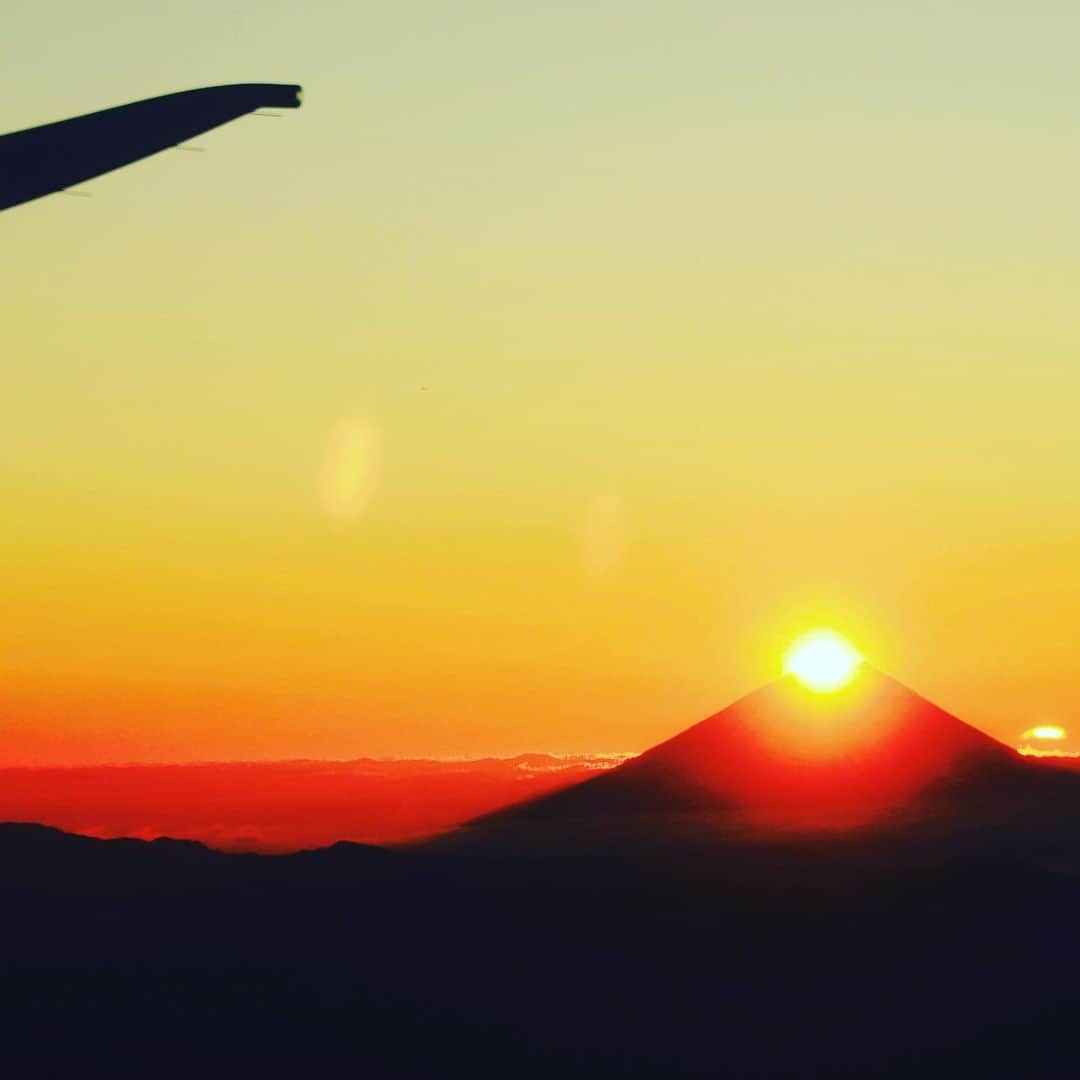 ANAさんのインスタグラム写真 - (ANAInstagram)「明けましておめでとうございます🎍✨﻿ ﻿ #初日の出フライト#2020 #元旦 #富士山 #お正月 #ねずみ年 #朝日 #縁起が良い #新年 #明けましておめでとうございます #今年もよろしくお願いします #飛行機 #空旅 #空の上 #旅行好き #旅の途中 #飛行機からの景色 #機窓 #ソラマニ_マドカラ #happynewyear #newyear  #sunrise #travel #airplane #japan #ana_jp﻿ ﻿ 機窓からの風景は「#ソラマニ_マドカラ」を付けて投稿してね📷インスタやANAの各メディアでご紹介していきます🌅」1月1日 10時49分 - ana.japan