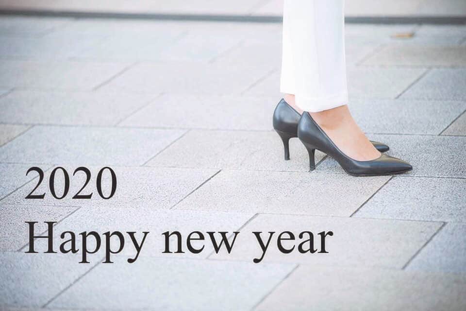 ∠gaugeのインスタグラム：「【2019年ありがとうございました！  2020年引き継ぎよろしくお願いします。】 いつもgaugeをご愛顧頂き誠にありがとうございます！ 2019年、多くのお客様にお会いすることができ、またブランド立ち上げから末永く応援して頂いている顧客様にお会いする事ができ、とても充実した1年となりました。誠にありがとうございます。  2020年は新しい取り組みを皆さまにいち早くお届けできるよう、頑張ってまいります！ 引き継ぎgaugeをどうぞよろしくお願いいたします！」