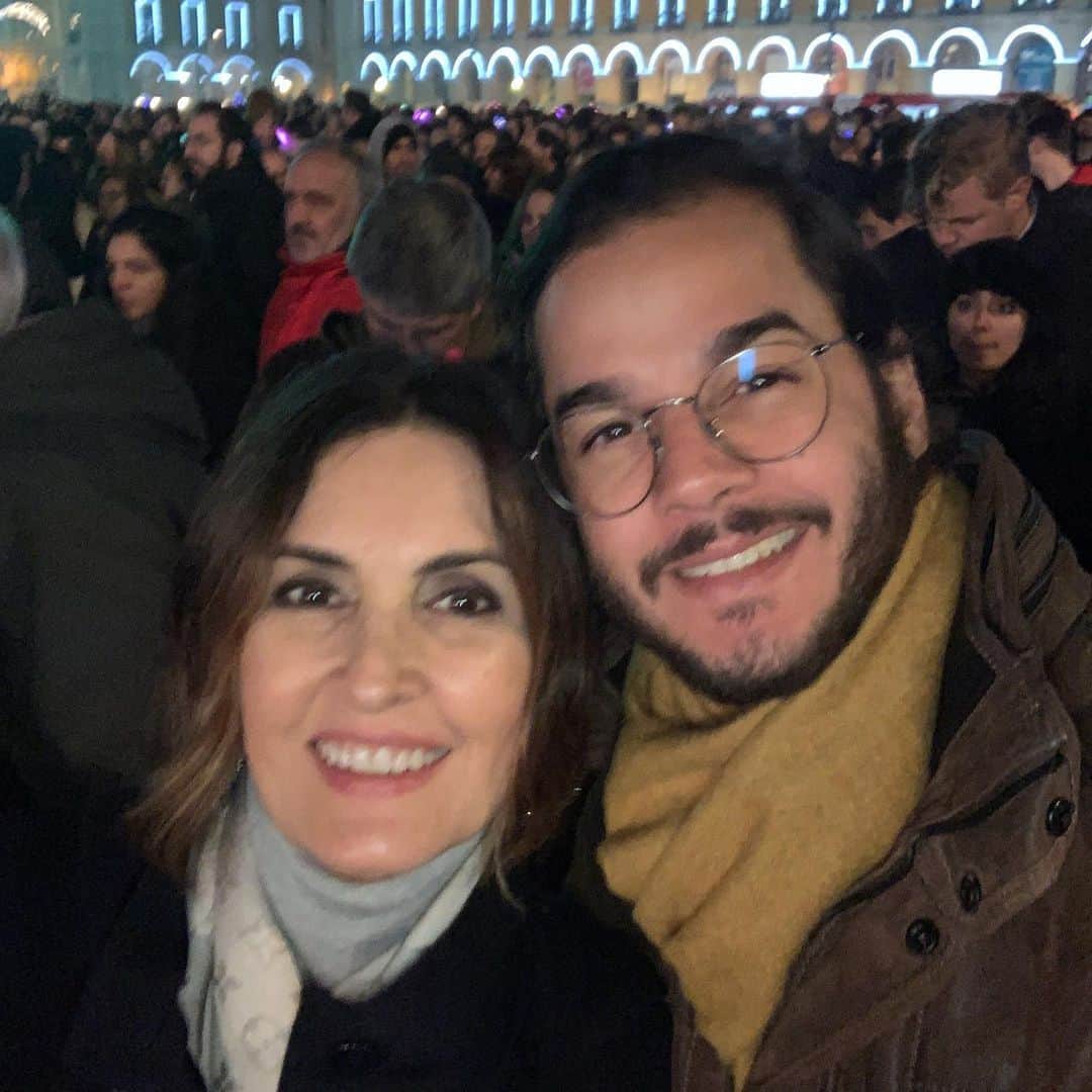 ファチマ・ベルナルデスのインスタグラム：「Pra nós já começou 2020. E chegou com muita alegria. Que essa noite renove nossas esperanças, nossa força, nossa coragem e nossa certeza de que o amor é sempre a melhor escolha.  #feliz2020 #cadaminutoimporta #lisboa」