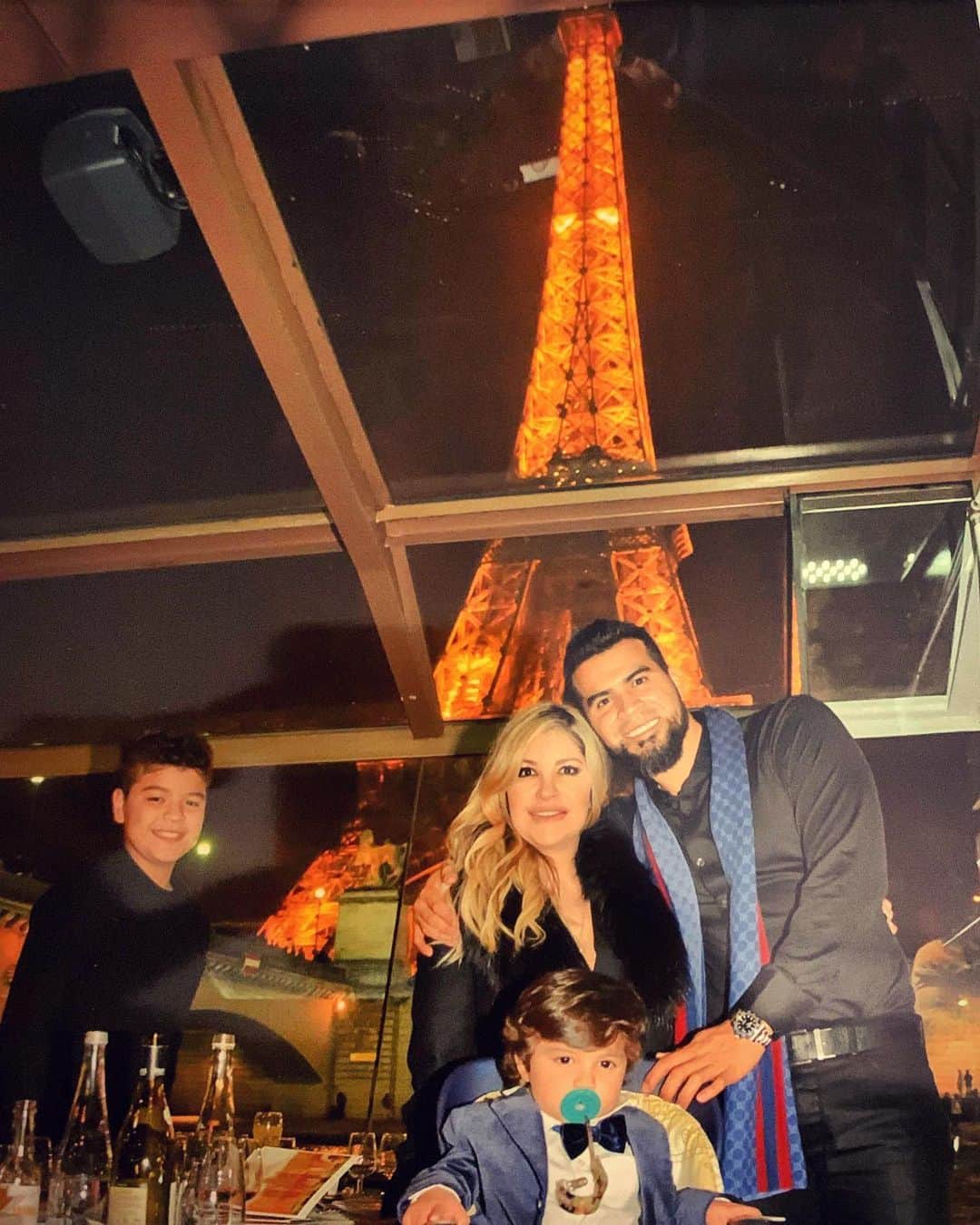ロビンソン・チリノスのインスタグラム：「Feliz Año Nuevo 🎊, Happy new year 🎆 🙏」