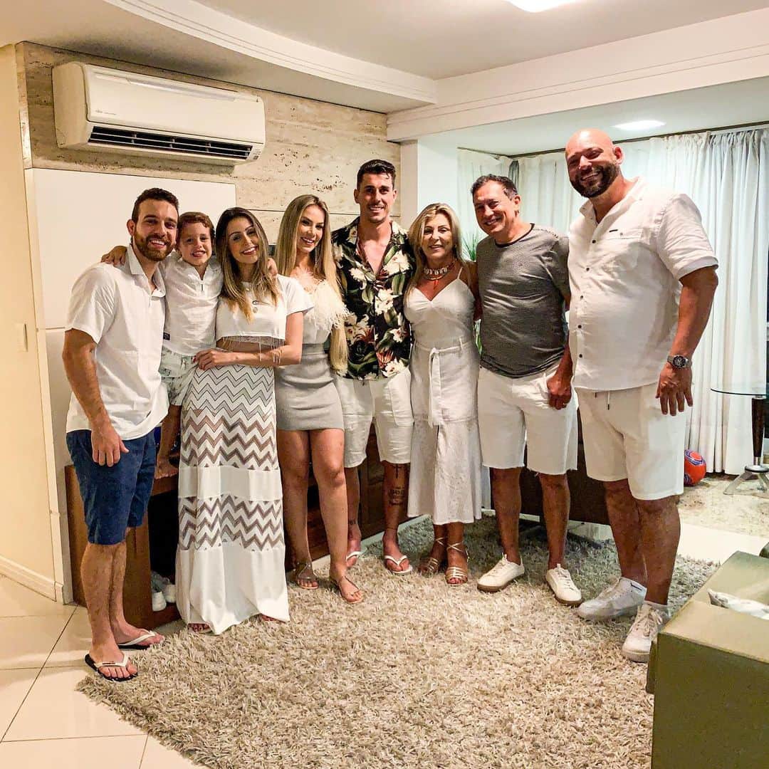 ダニーロ・フェルナンド・アベラールのインスタグラム：「Eu os chamo de familia e desejo que sejam felizes e cheio de amor no coração, desejo o mesmo pra todos voces, um 2020 com muita PAZ e AMOR! Sejam felizes. FELIZ ANO NOVO 🎊🎉❤️」