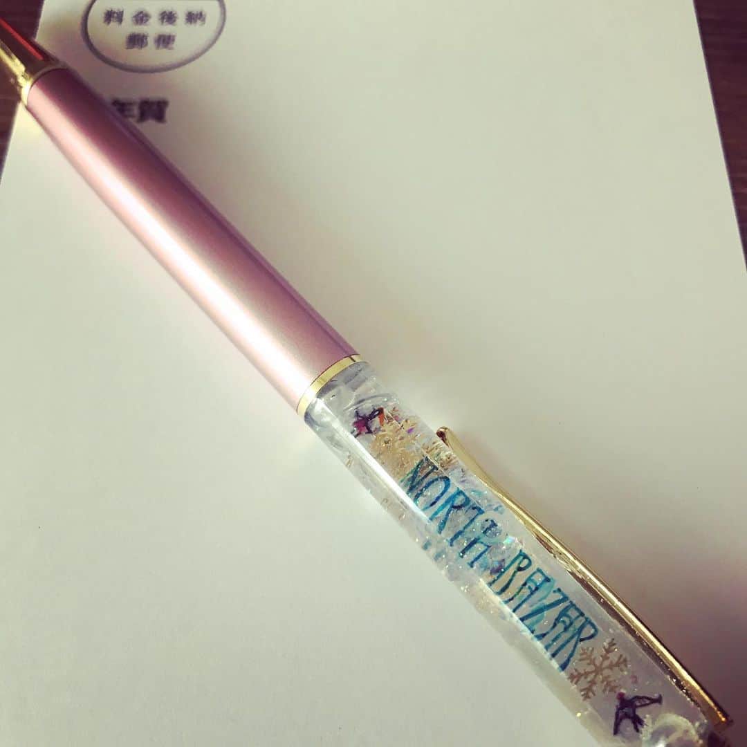 新居昭乃のインスタグラム：「明けましておめでとうございます。  これから私的な年賀状書き。  最後にいただいたプレゼントたちのひとつ、NORTH BAZARボールペンで書いてみよう。」