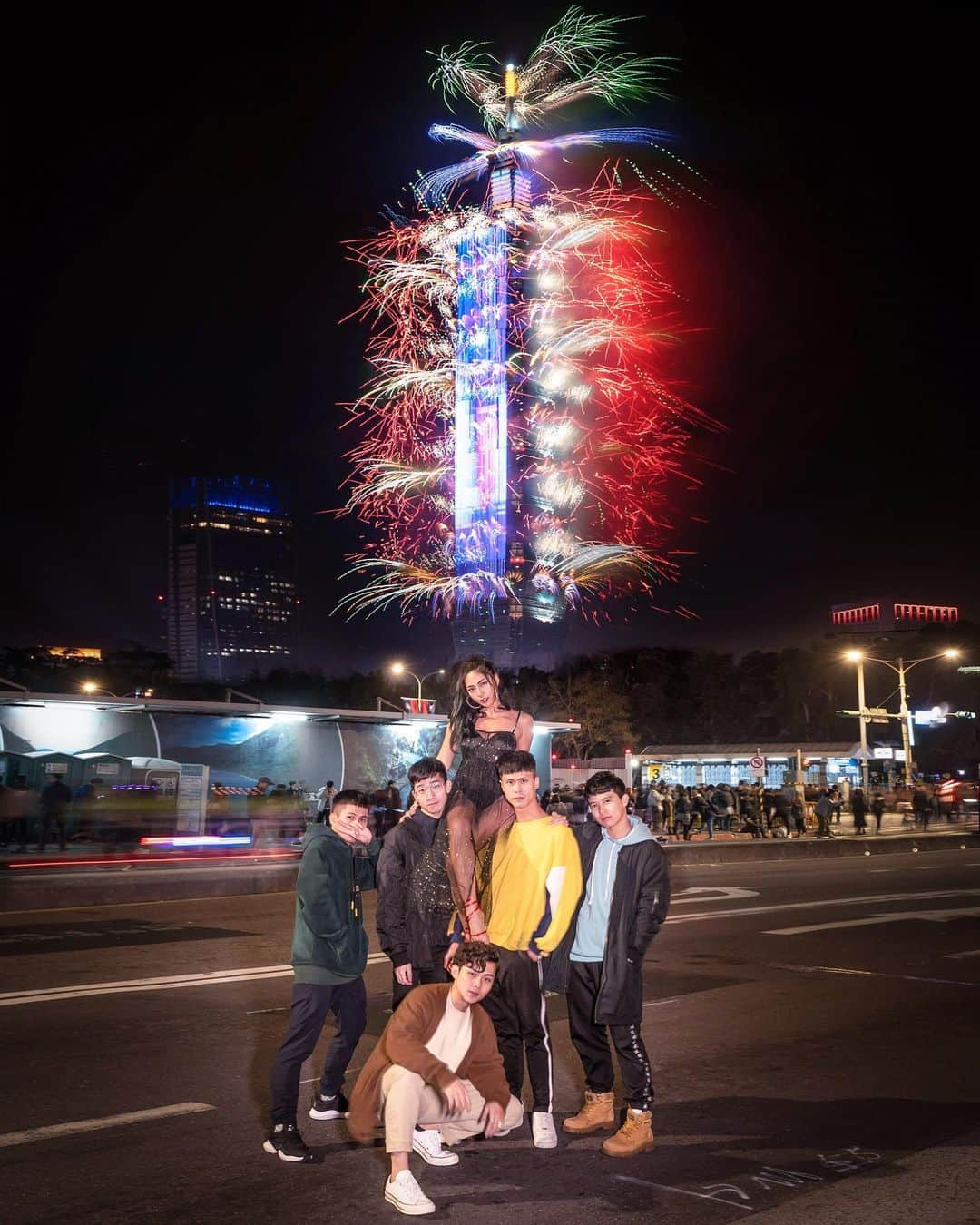 樂さんのインスタグラム写真 - (樂Instagram)「2020 Taiwan Taipei 101 new year fireworks 🎆🔥 2020台北101跨年煙火❤️🧡💛💚💙💜 大家新年快樂 #Happynewyear🎉🎉🎉 你們昨天晚上去那邊跨年呢？ 昨晚的101煙火真的超美超繽紛，而且今年很幸運，原本早上還在下雨，沒想到越晚天空越清晰，最後成功拍到101煙火❤️🔥 這次我們走簡單路線直接在平地拍，感受一下濃濃的跨年氣氛🤪 不過還是在這邊等到兩點才拍到空景，四點才到家，七點才修完圖，每一張煙火照真的都得來不易💪💪 最後拍了這張_______，你們幫我下個主題😂😂🤣🤣🤣🤣 Tag朋友來看101煙火吧🎆🎆🎆 - With / @da.nnnn.yy @bryan123528 @mbn0619 @foolish_lin @ooo_lin_ooo @tw.luoyin @qd1031bp.369 @la_wesley_la - . . . .  #ygtphotograph#iseetaiwan#vscotaiwan#bpintaiwan #amazingtaiwan#igerstaiwan#exploretaiwan#popdaily #tv_pointofview#ig_photooftheday#ig_color#way2ill #taiwangram#instagrammer#bnw_legit#artofvisuals #illgramers#moodygram#台北#taipei#台灣 #newyear#fireworks」1月1日 11時14分 - ygt1016