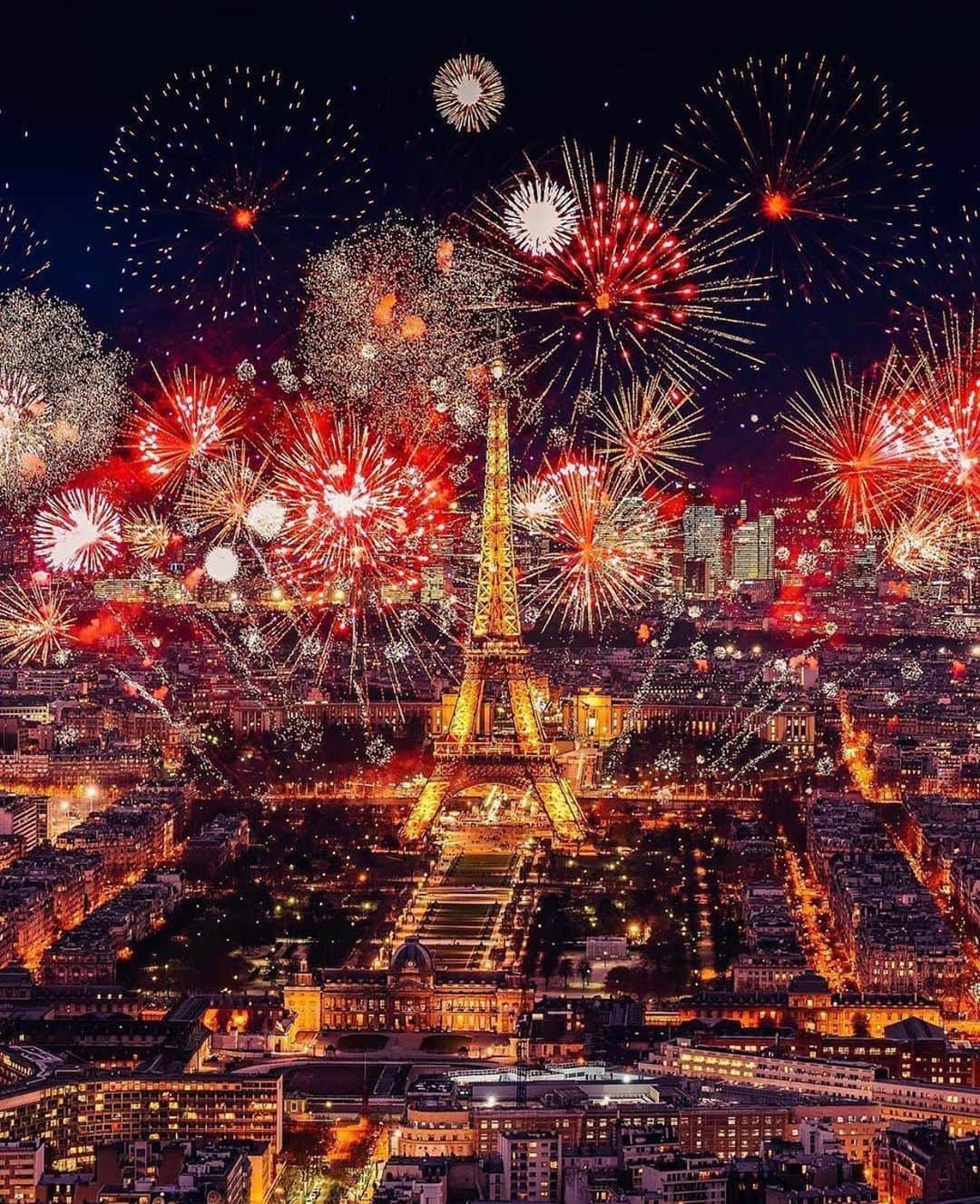 Earth Picsさんのインスタグラム写真 - (Earth PicsInstagram)「Happy New Year! From Paris France 🇫🇷 by @katia_mi」1月1日 11時22分 - earthpix