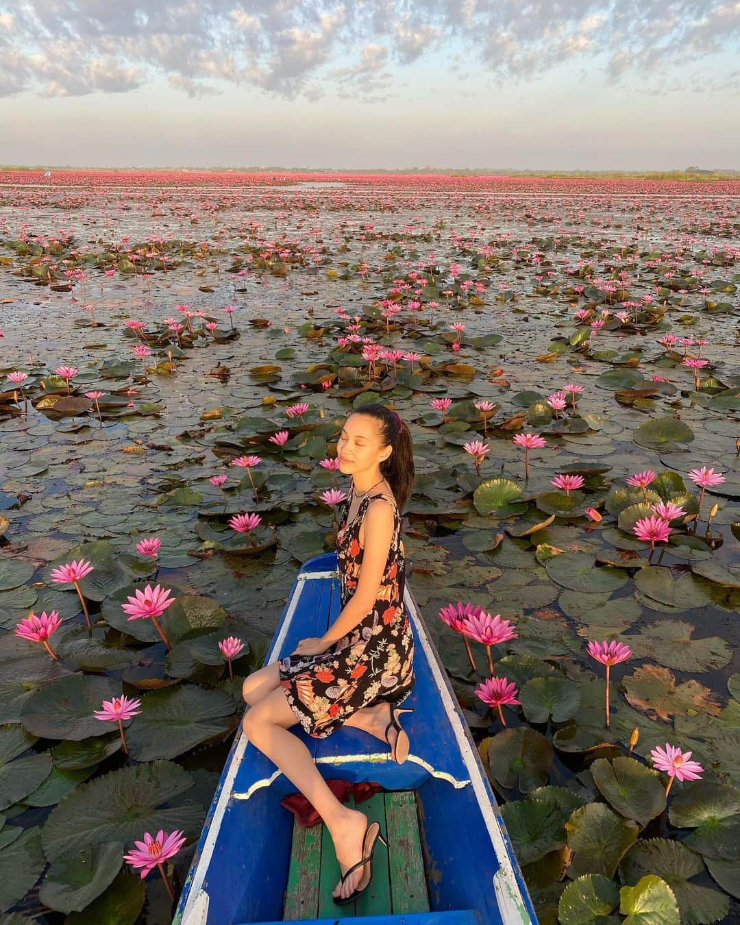 のインスタグラム：「I’m so thankful to belong to this beautiful earth🌍❤️🙏🏻🌞💞 2020 wishing love & peace ❤️」
