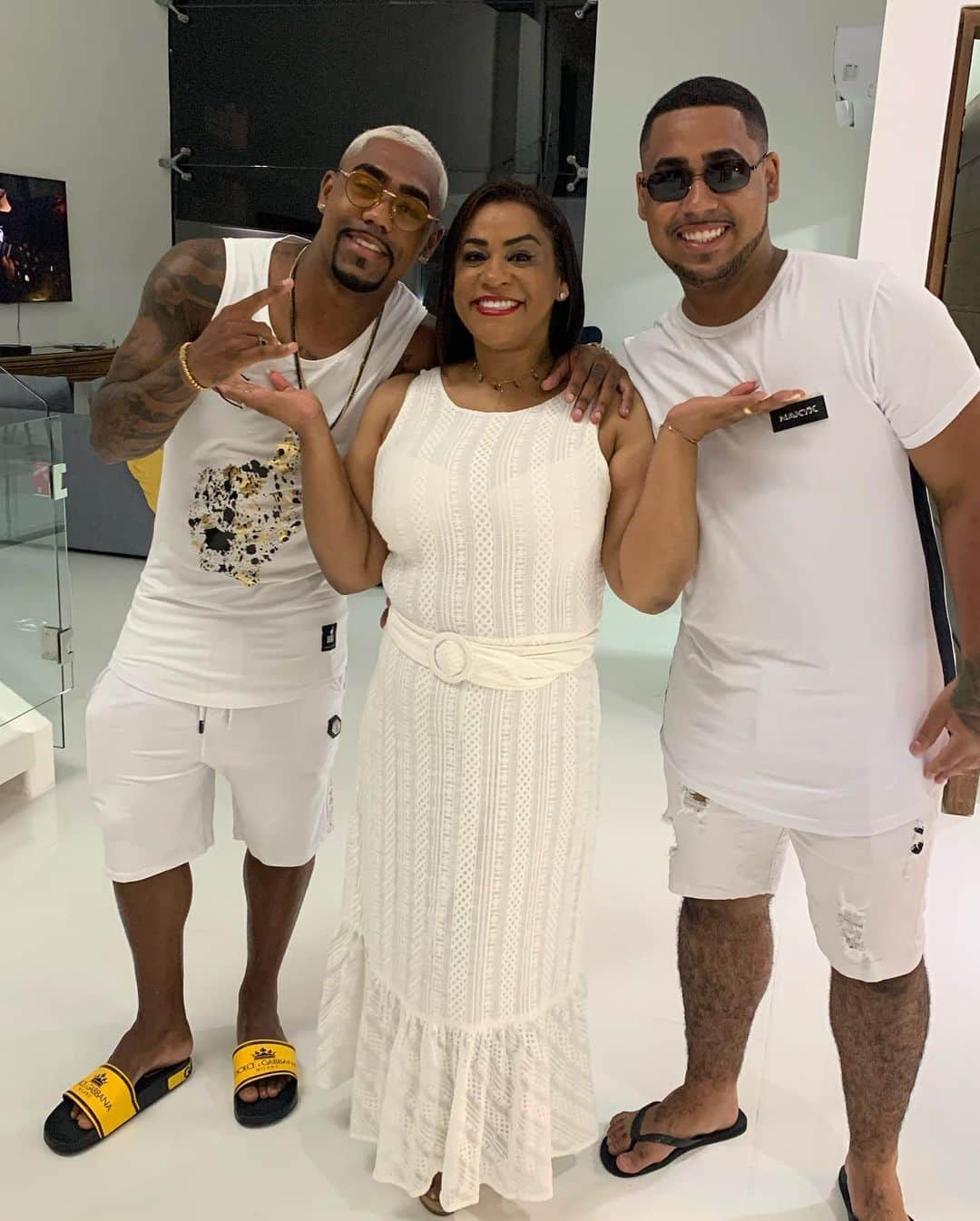 マウコム・フィリペ・シウヴァ・デ・オリヴェイラのインスタグラム：「Família & amigos que amo ❤️❤️ .... VEM 2020 🎉  Feliz ano novo a todos 🙏🏾🙌🏾🎉」