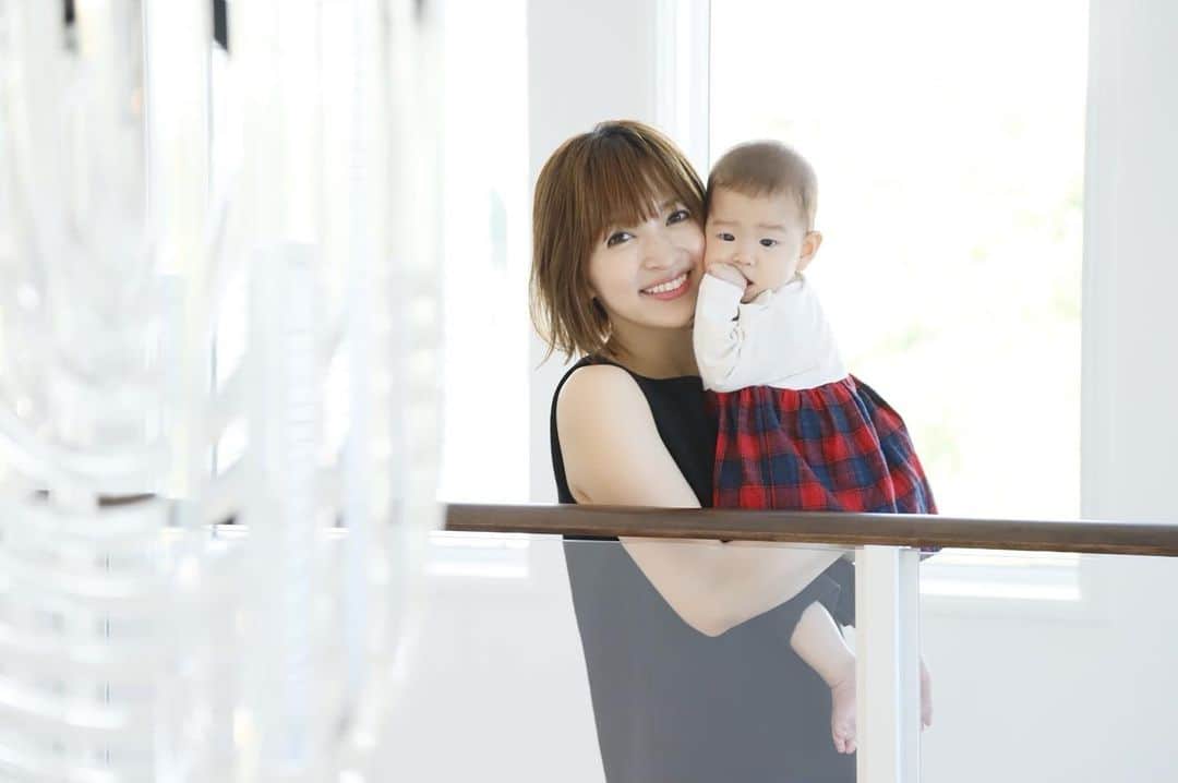 田中涼子のインスタグラム：「お雑煮の準備してたのに﻿ 白味噌買い忘れたことに気がついたのと、﻿ 楽天ポイントが12/31で4000P失効してしまってて﻿ それはそれはショックな朝で始まった2020年。笑﻿ ﻿ ﻿ *･゜ﾟ･*:.｡..｡.:*･'.｡.:*･゜ﾟ･*﻿ ﻿ ﻿ 今年は丁寧に過ごそう☺️﻿ ﻿ ﻿ みなさん幸せないい1年になりますように(≧∀≦)﻿ ﻿ 常に一緒なので子どもばっかり載せちゃってるインスタだけど フォローしてくださってる方ありがとうございます﻿ ﻿  たまに、私自身や服とかメイクも載せてと﻿ DMもらったりするんですが﻿ ノーメイクやこんな時短メイク載せてもなぁと思って、、﻿ また余裕が出来たらやってみまーす🎶  #女の子ママ#9ヶ月ベビー#2児のママ #男の子ママ」