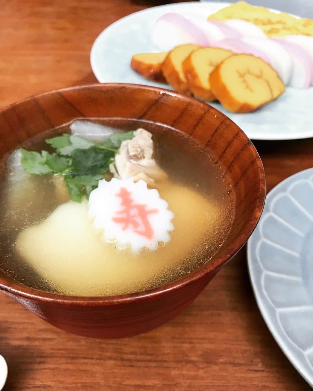 桜井誠のインスタグラム：「昨日は気づいたら寝てましたzzz 元日はボケーっと過ごします🎌 昨日の鶏ガラにカツオ出汁のお雑煮美味いから今日はもう満足です。」