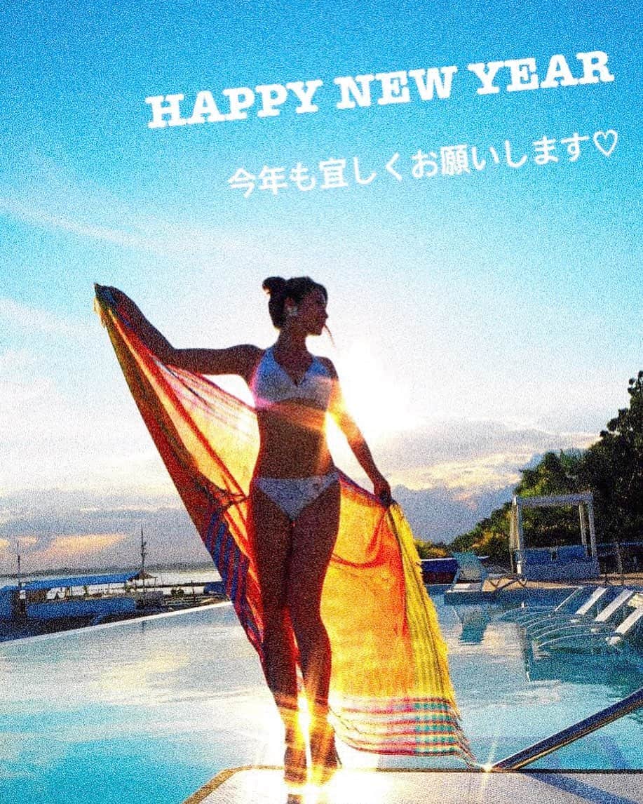 のインスタグラム：「新年明けましておめでとうございます！﻿ ﻿ 2020年も宜しくお願いいたします。﻿ ﻿ 皆さんの今年の抱負は決まりましたか？(^^)﻿ ﻿ ﻿ 私は去年以上に色んな事へ挑戦していきます！﻿ そして、何事にも真っ直ぐに…なにより自分から逃げず嘘をつかずに突っ走っていけたらと思います。﻿ ﻿ 私と出会えて良かったと思ってもらえるような人間になっていきます(^^)﻿ ﻿ 後は、心と身体の健康にも気をつけます。﻿ お酒も程々に…笑←これが一番辛い…笑﻿ ﻿ 2020年も良い年にしましょう！﻿ ﻿ ﻿#happynewyear #明けましておめでとうございます  #2020 #宜しくお願いします」