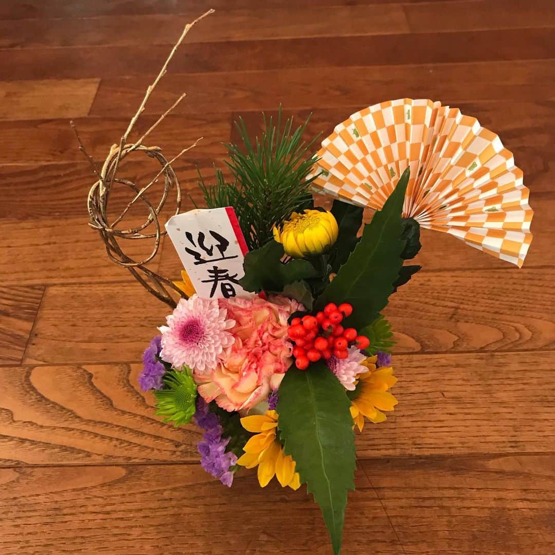 のインスタグラム：「明けましておめでとうございます。LIVEで会えなくてごめんね。そしてたくさんの優しいコメントやメッセージありがとう。 今はゆっくり病気と向き合い共に上手く生きて行けるよう最善の方法を考えて治療をうけています。‬ ‪アルバム[A]渾身の1作です。最も愛葉らしいバラエティに富んだとてもカラフルな作品になりました。是非楽しみにしていて下さい。 皆さんにとって素敵な1年になりますように。‬」