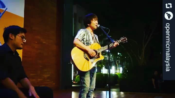 Shigeru Kimotoのインスタグラム：「WHITE @shigerukimoto : #repost @openmicmalaysia via @PhotoAroundApp  @evergreen63 will be returning to Japan soon, and we’re truly sad to see him go. Arigato, and sayonara, Kimo-san!  #openmicmy #publika #弾き語り#オリジナルソング  Percussion Jimmy Zhai @jimmy.zhai5」