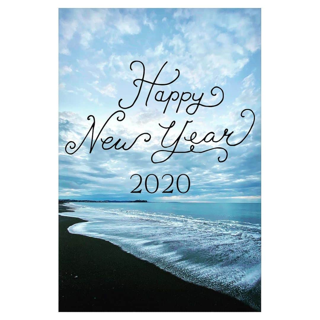 Caravanのインスタグラム：「2020.01.01.  今年の日の出は  雲で見えなかったけど  しっかり明けました。  おめでとう。」