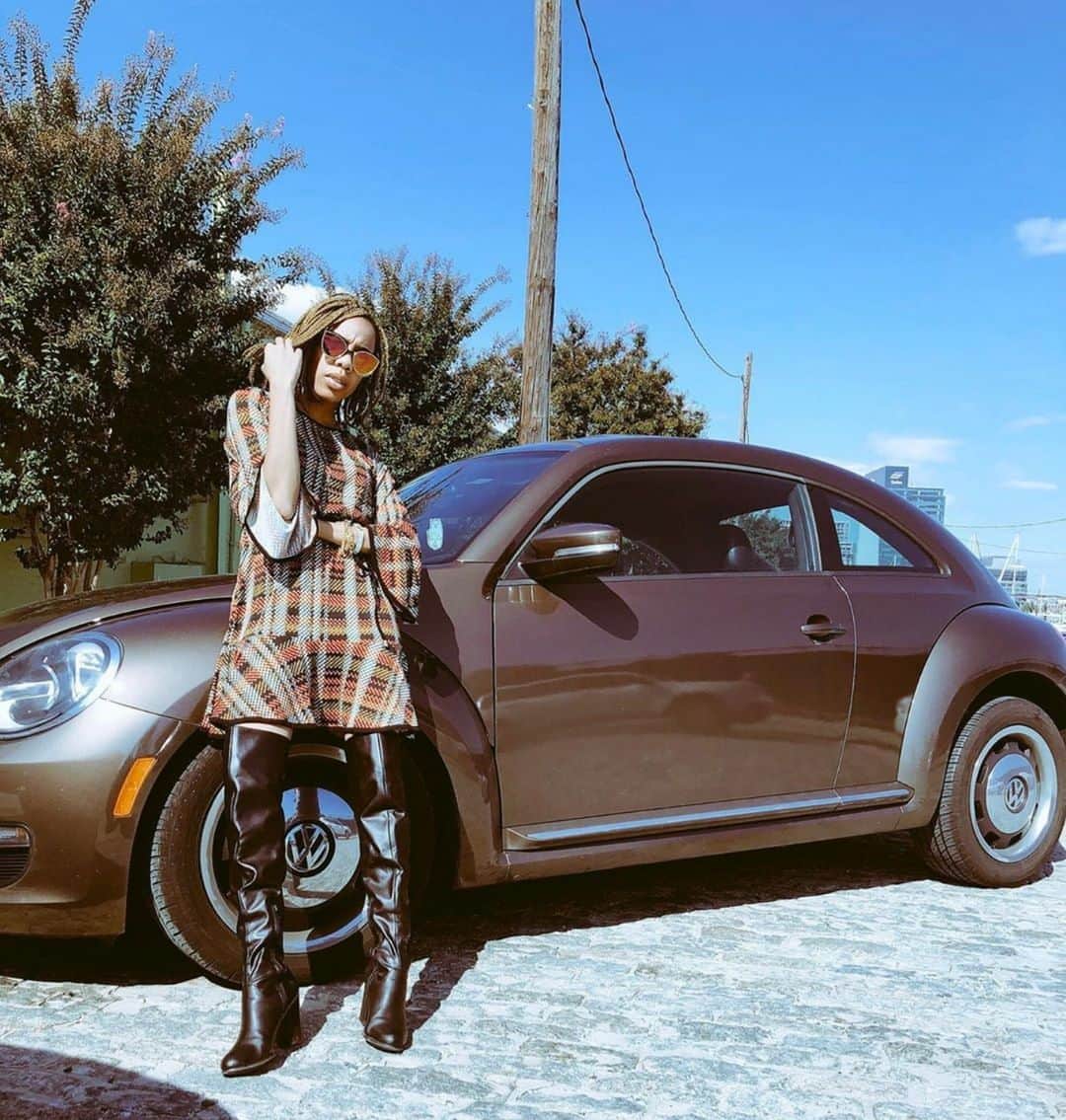 Volkswagen USAさんのインスタグラム写真 - (Volkswagen USAInstagram)「I love my Beetle soooo much and it saddens me you guys are discontinuing them. Thank ya'll for having such an amazing vehicle 🙏🏽 this is my second one! - @tonaelee⠀⠀⠀⠀⠀⠀⠀⠀⠀ ⠀⠀⠀⠀⠀⠀⠀⠀⠀ The end of the decade marks the end of an era. We're saying goodbye to the Beetle with the help of VW fans across the country. (11/12) #TheLastMile」1月1日 12時00分 - vw