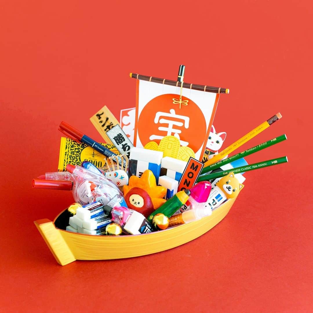 トンボ鉛筆さんのインスタグラム写真 - (トンボ鉛筆Instagram)「Happy New Year!! 2020年も、みなさまにたくさんの幸せが訪れますように！ 今年は文房具で宝船を作りました✨ご利益があるかも、、？👀 今年もどうぞよろしくお願いいたします🎍 . . . #artwork #artworks #japan #和 #newyears2020 #newyear #red #お正月 #新年 #宝船 #japansemotiefjes #japanart #stationery #stationeryaddict #stationerylove #文房具 #文房具好きなひととつながりたい  #ぶんぼうぐ #トンボ鉛筆 #てとたん #モノ消し #mono消しゴム」1月1日 12時00分 - tombowpencil