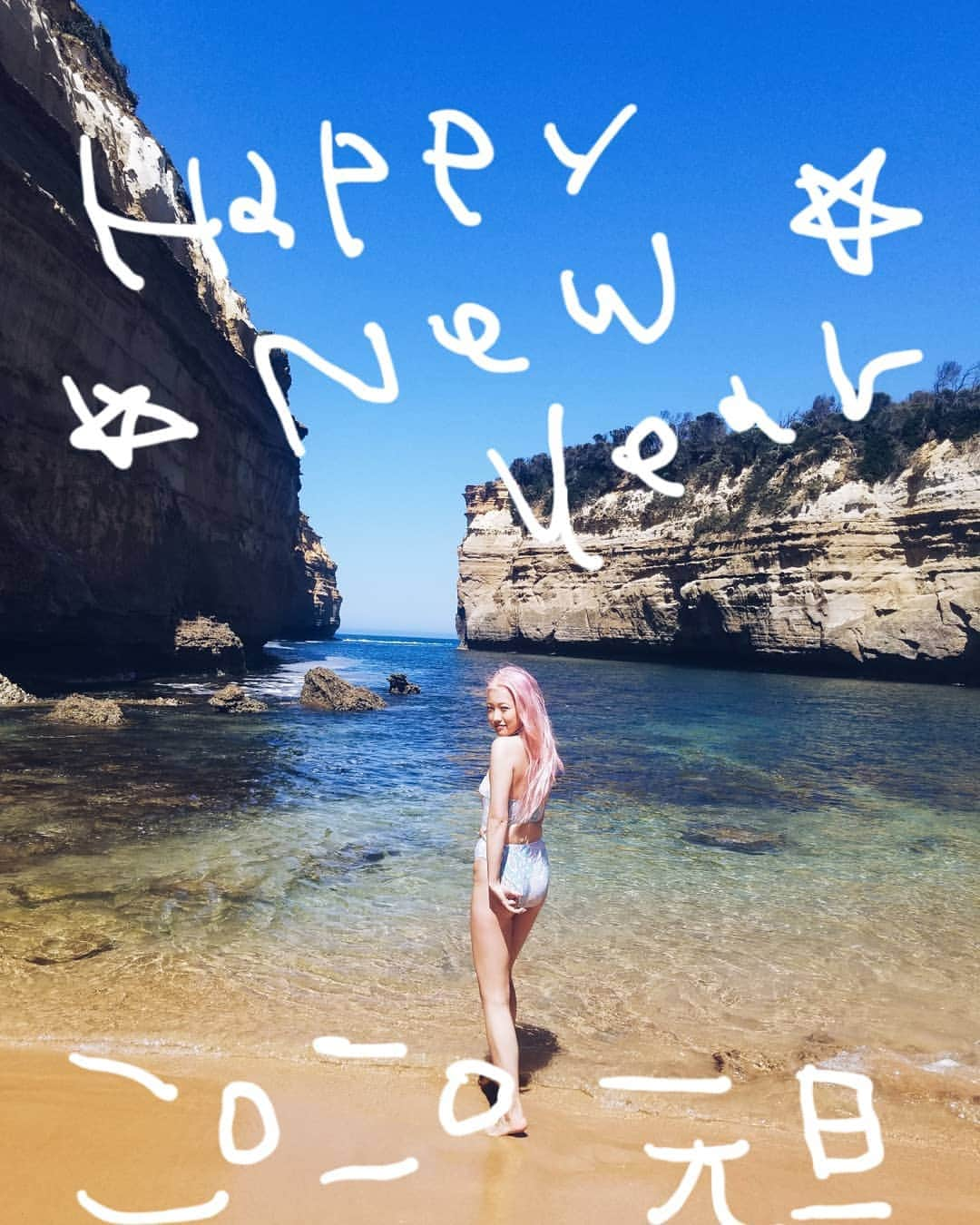 小林レイミさんのインスタグラム写真 - (小林レイミInstagram)「Welcome  2020🌍🎉💖 あけましておめでとうございます！🌈今年はね、やりたい事がわりとはっきりしてて、去年のパワーを全部出し切ってまた挑戦していきたいなと思います😃今はその為にやらなきゃいけない事が明確にあって日々向き合ってる所で、とてもいい時間を過ごしてます💭今年も沢山いい出会いがあるといいな～💓(今年はもっと友達が欲しいです)2020年皆さんの幸せと健康を祈ってます！1.1.2020 #いい加減に生きる #ノーストレスライフ #センスの吸収 #友達欲しい #2020  #happynewyear #beachstyle #travellers #bikini #pinkhair #fitbody #beachlife #training #fitgirl #bluesky #awesomeday #trip #apieceofcake」1月1日 12時10分 - _reimi._____